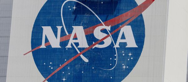 El logo de la NASA en un edificio del centro espacial John F. Kennedy en Cabo Cañaveral - Sputnik Mundo