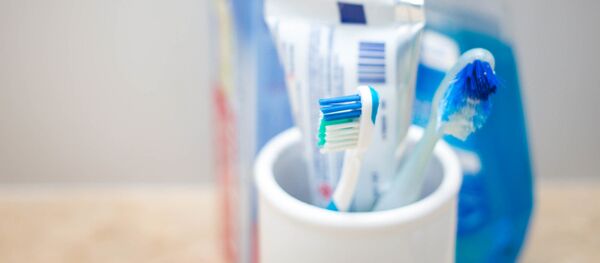 Un tubo de pasta dental y cepillos de dientes - Sputnik Mundo