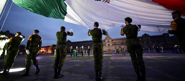Los soldados sostienen la bandera nacional mexicana - Sputnik Mundo