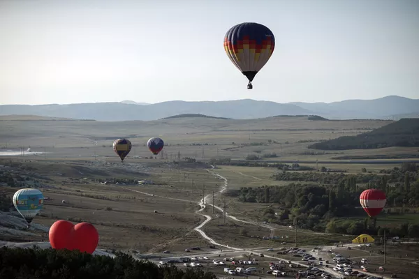 Todos los días a partir de las seis de la mañana, tan pronto como sale el sol, en un lugar pintoresco cerca de Belogorsk, comienzan los vuelos de demostración en globo. Todos los días a partir de las seis de la mañana, tan pronto como sale el sol, en un lugar pintoresco cerca de Belogorsk, comienzan los vuelos de demostración en globo. - Sputnik Mundo