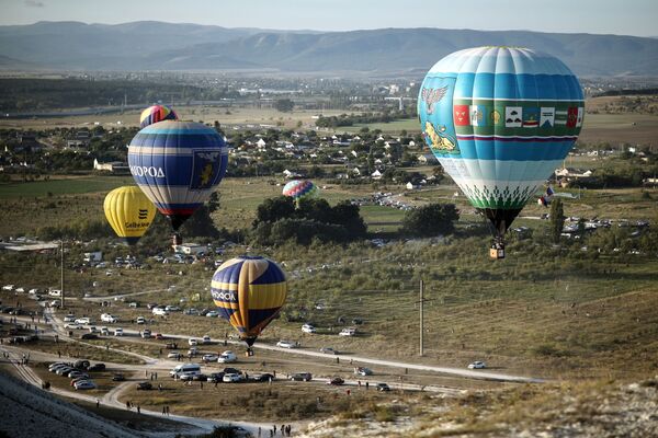 Las tripulaciones representan diferentes regiones del país: San Petersburgo, Ekaterimburgo, Vorónezh, Bélgorod, la región de Moscú y de Krasnodar y, por supuesto, Crimea. - Sputnik Mundo