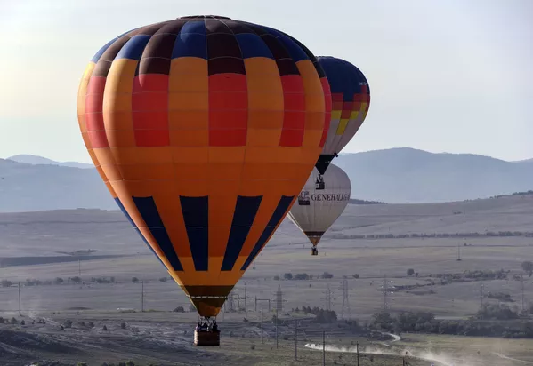 Tras abandonar la tierra, los globos aerostáticos alcanzan muy rápidamente la meseta de la Roca Blanca y van aún más alto, hasta 120-130 metros de altura. Tras abandonar la tierra, los globos aerostáticos alcanzan muy rápidamente la meseta de la Roca Blanca y van aún más alto, hasta 120-130 metros de altura. - Sputnik Mundo
