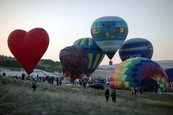 Los participantes del festival preparan sus globos. Los participantes del festival preparan sus globos. - Sputnik Mundo
