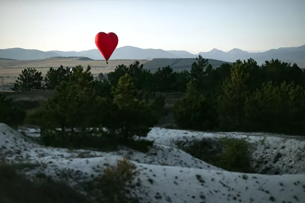 Un globo en forma del corazón por encima de un bosque. Un globo en forma del corazón por encima de un bosque. - Sputnik Mundo