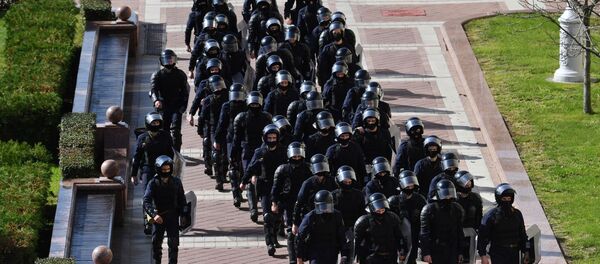 Fuerzas de seguridad bielorrusas durante las protestas - Sputnik Mundo