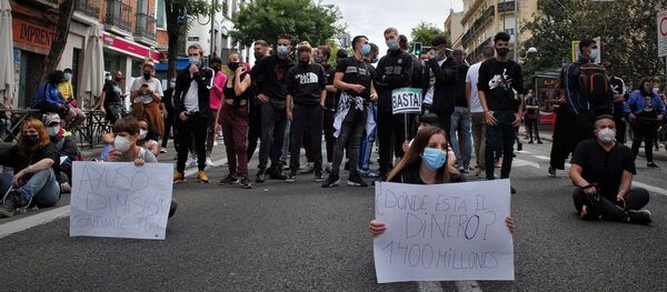 Los ciudadanos de las zonas de Madrid afectadas por las restricciones salen a la calle a protestar Los ciudadanos de las zonas de Madrid afectadas por las restricciones salen a la calle a protestar - Sputnik Mundo