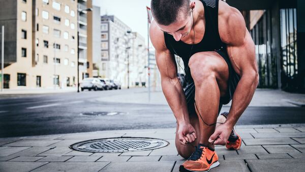 Un hombre atándose los cordones de los zapatos - Sputnik Mundo