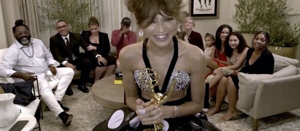 Zendaya recibe el Emmy a la mejor actriz en una serie dramática - Sputnik Mundo