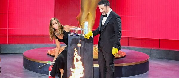Jennifer Aniston apaga unas llamas en el Staples Center durante la 72a ceremonia de los premios Emmy Jennifer Aniston apaga unas llamas en el Staples Center durante la 72a ceremonia de los premios Emmy - Sputnik Mundo