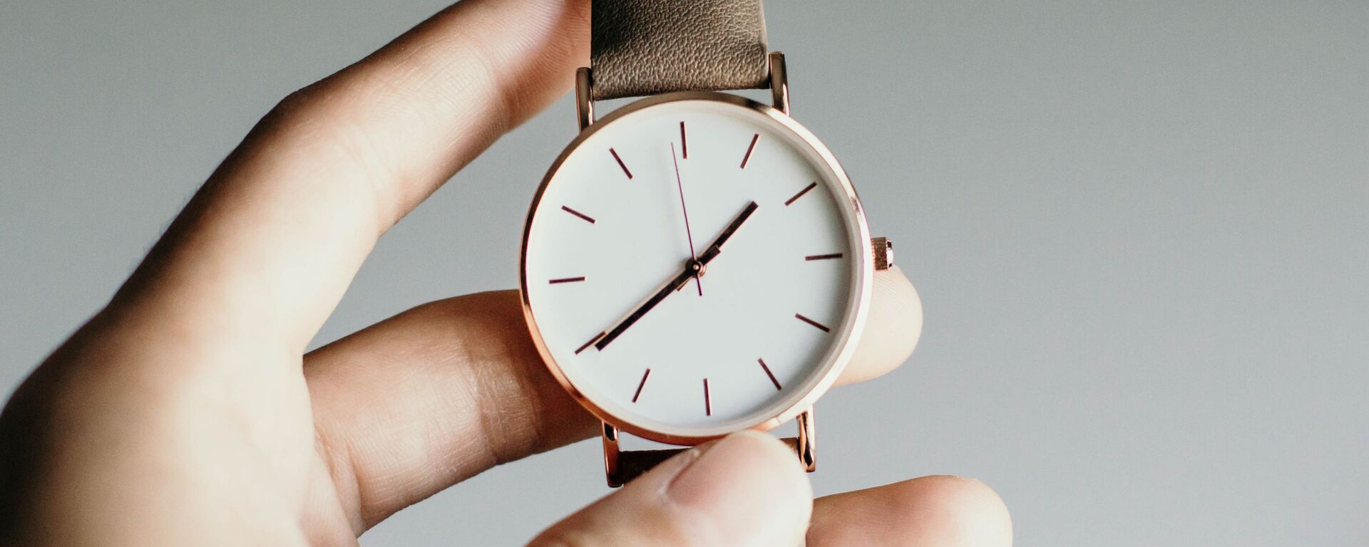 Una persona sostiene un reloj - Sputnik Mundo, 1920, 29.11.2022