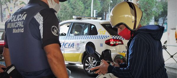 Control de policía durante el primer día de confinamiento selectivo de Madrid (España) - Sputnik Mundo