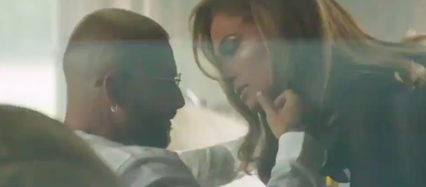 Los cantantes Jennifer Lopez y Maluma en el videoclip de su nueva colaboración musical Los cantantes Jennifer Lopez y Maluma en el videoclip de su nueva colaboración musical - Sputnik Mundo
