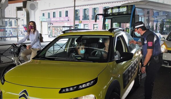 Esto es un paripé. O todos o ninguno: el confinamiento selectivo de Madrid empieza con controles y dudas Esto es un paripé. O todos o ninguno: el confinamiento selectivo de Madrid empieza con controles y dudas - Sputnik Mundo