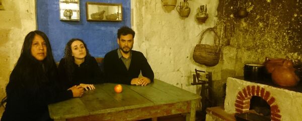 La escritora Gabriela Wiener con sus dos 'maridos' - Sputnik Mundo