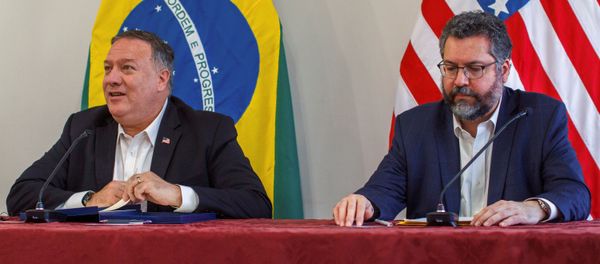 El secretario de Estado de EEUU, Mike Pompeo, y el ministro de Relaciones Exteriores de Brasil, Ernesto Araujo El secretario de Estado de EEUU, Mike Pompeo, y el ministro de Relaciones Exteriores de Brasil, Ernesto Araujo - Sputnik Mundo