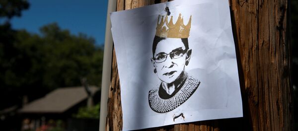 Un cartel con un retrato de la jueza Ruth Ginsburg - Sputnik Mundo