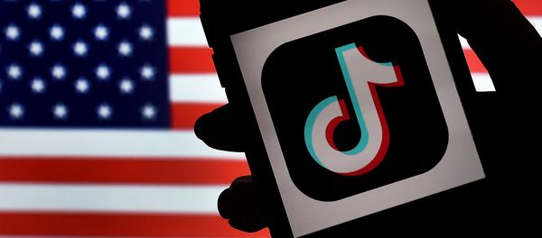 La bandera de EEUU y TikTok - Sputnik Mundo