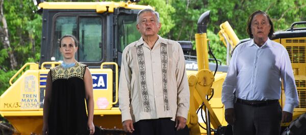 El presidente de México, Andrés Manuel López Obrador, en el centro, da el banderazo a Tren Maya - Sputnik Mundo