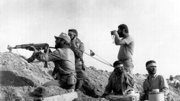 Soldados iraníes durante la guerra con Irak - Sputnik Mundo