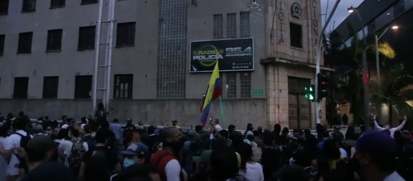 Enfrentamientos entre la policía y manifestantes en Colombia - Sputnik Mundo