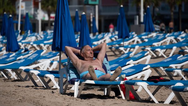 Turista tomando el sol en Benidorm (España) - Sputnik Mundo