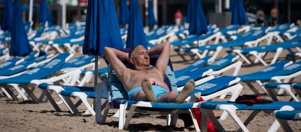 Turista tomando el sol en Benidorm (España) Turista tomando el sol en Benidorm (España) - Sputnik Mundo
