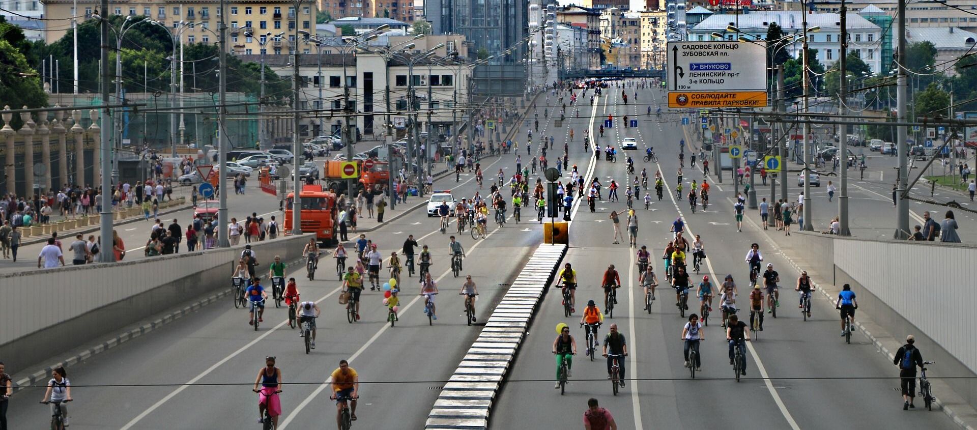 Gente andando en bicicleta - Sputnik Mundo, 1920, 22.09.2020