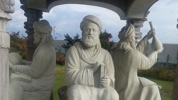 La estatua de Avicena, donada por Irán, en la sede de la ONU en Viena La estatua de Avicena, donada por Irán, en la sede de la ONU en Viena - Sputnik Mundo