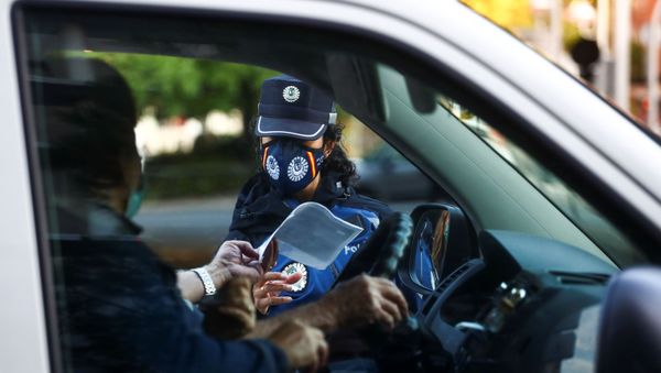 Un policía en los controles en las zonas de restricciones por coronavirus en el barrio de Vallecas en Madrid Un policía en los controles en las zonas de restricciones por coronavirus en el barrio de Vallecas en Madrid - Sputnik Mundo