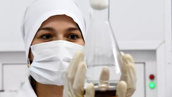 Una médica en un laboratorio de trabajo con antibióticos - Sputnik Mundo