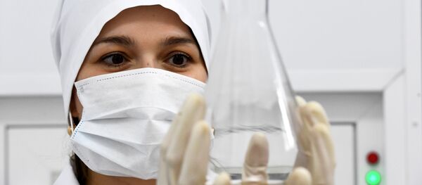 Una médica en un laboratorio de trabajo con antibióticos - Sputnik Mundo