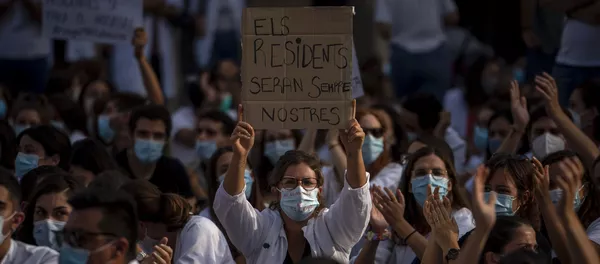 Una médico residente se manifiesta durante la huelga del 22 de septiembre en Barcelona Una médico residente se manifiesta durante la huelga del 22 de septiembre en Barcelona - Sputnik Mundo
