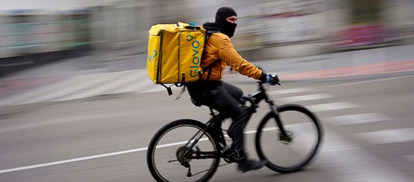 Un repartidor de la empresa Glovo - Sputnik Mundo