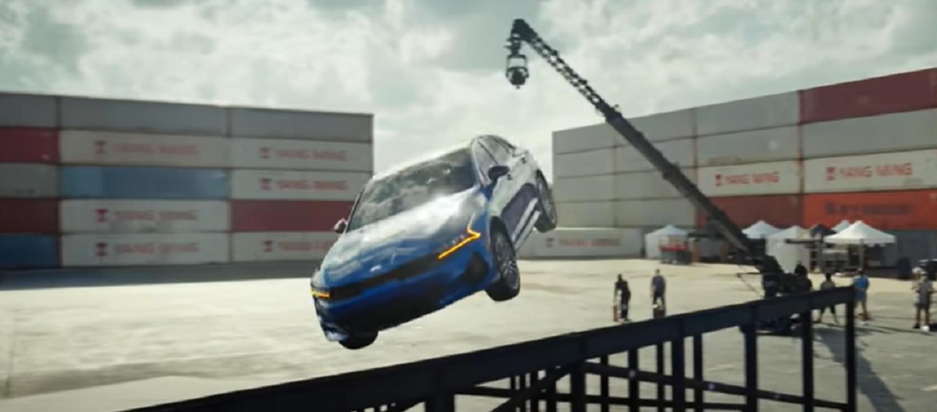 Un Kia K5 da un impresionante giro de 360 grados en el aire - Sputnik Mundo, 1920, 23.09.2020