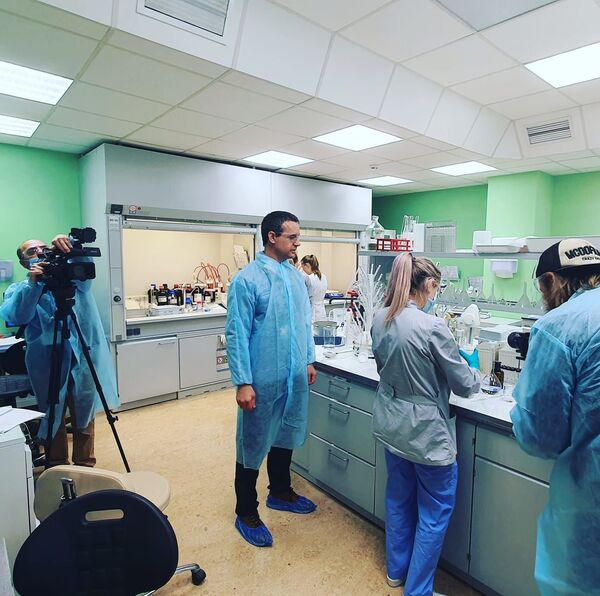 La vacuna Sputnik V desde adentro: así lo vivió el primer extranjero en visitar su fábrica | Fotos - Sputnik Mundo