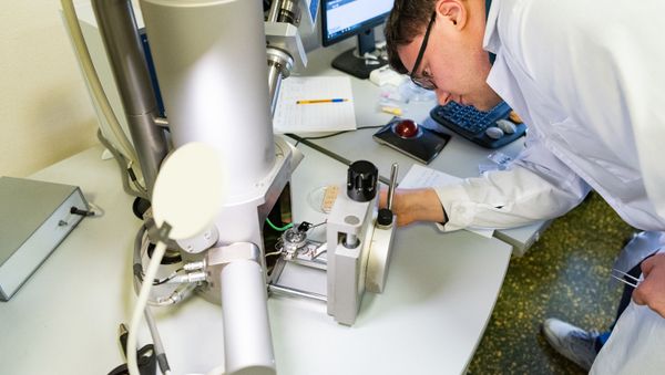 Un científico del MISIS haciendo pruebas Un científico del MISIS haciendo pruebas - Sputnik Mundo