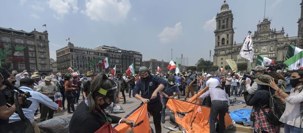 El plantón instalado por el grupo opositor FRENAAA en el Zócalo de la Ciudad de México el 23 de septiembre de 2020 El plantón instalado por el grupo opositor FRENAAA en el Zócalo de la Ciudad de México el 23 de septiembre de 2020 - Sputnik Mundo