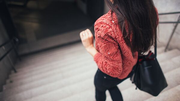 Imagen referencial de una chica caminando con su bolso - Sputnik Mundo