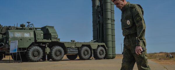 Un miliar al lado de un sistema ruso de defensa antiaérea S-400 - Sputnik Mundo