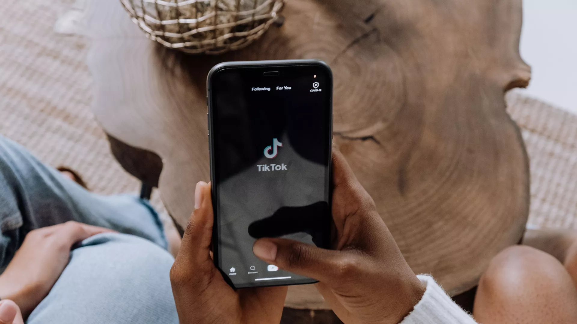 Un teléfono con TikTok, referencial Un teléfono con TikTok, referencial