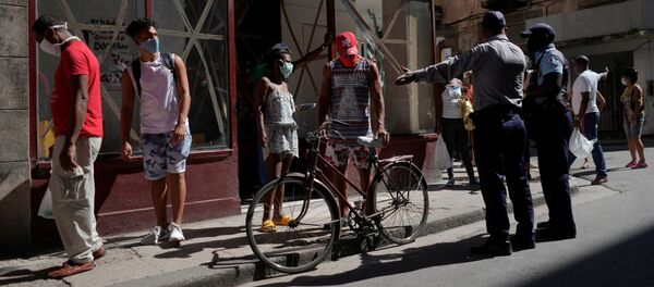 Cubanos durante la pandemia en La habana - Sputnik Mundo