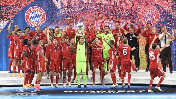 Este ha sido un buen año para el Bayern de Múnich, que tras vencer al PSG en la final de la Champions y al Sevilla en la Supercopa, se corona como amo absoluto del deporte rey en Europa. En un reñido encuentro, los bávaros lograron ganarle al club español con un gol en el minuto 104 de la prórroga de Javi Martínez. - Sputnik Mundo