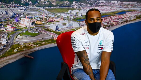 Lewis Hamilton disputa el GP de Rusia en Sochi - Sputnik Mundo