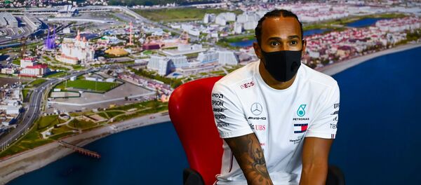 Lewis Hamilton disputa el GP de Rusia en Sochi - Sputnik Mundo