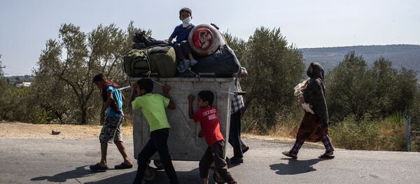 Migrantes del campo de refugiados de Moria, en la isla griega de Lesbos - Sputnik Mundo