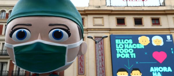 La figura de la 'supersanitaria' en la plaza de Callao de Madrid - Sputnik Mundo