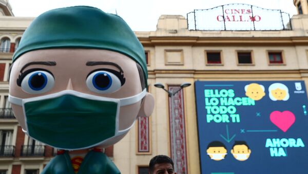 La figura de la 'supersanitaria' en la plaza de Callao de Madrid - Sputnik Mundo