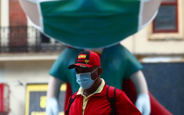 Transeúntes se fotografían con la 'supersanitaria' Transeúntes se fotografían con la 'supersanitaria' - Sputnik Mundo