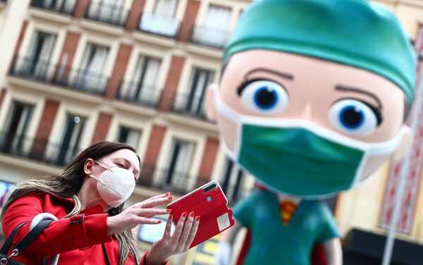 Transeúntes se fotografían con la 'supersanitaria' Transeúntes se fotografían con la 'supersanitaria' - Sputnik Mundo