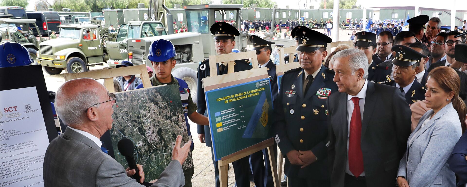 Andrés Manuel López Obrador, presidente de México durante la demostración del proyecto de la construcción del nuevo aeropuerto en la base militar Santa Lucia - Sputnik Mundo, 1920, 25.09.2020